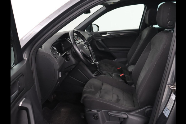 Volkswagen Tiguan 1.5 TSI R Line | Panoramadak | Trekhaak | Stoelverwarming | Camera | Adaptive cruise | Virtual Cockpit | 19'' | Carplay | Park Assist | Navigatie | Full LED Volkswagen Tiguan 1.5 TSI R Line | Panoramadak | Trekhaak | Stoelverwarming | Camera | Adaptive cruise | Virtual Cockpit | 19'' | Carplay | Park Assist | Navigatie | Full LED