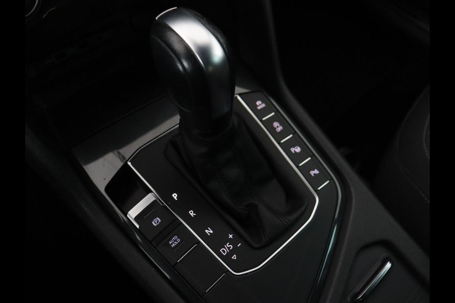 Volkswagen Tiguan 1.5 TSI R Line | Panoramadak | Trekhaak | Stoelverwarming | Camera | Adaptive cruise | Virtual Cockpit | 19'' | Carplay | Park Assist | Navigatie | Full LED Volkswagen Tiguan 1.5 TSI R Line | Panoramadak | Trekhaak | Stoelverwarming | Camera | Adaptive cruise | Virtual Cockpit | 19'' | Carplay | Park Assist | Navigatie | Full LED