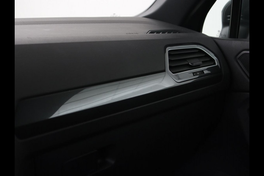 Volkswagen Tiguan 1.5 TSI R Line | Panoramadak | Trekhaak | Stoelverwarming | Camera | Adaptive cruise | Virtual Cockpit | 19'' | Carplay | Park Assist | Navigatie | Full LED Volkswagen Tiguan 1.5 TSI R Line | Panoramadak | Trekhaak | Stoelverwarming | Camera | Adaptive cruise | Virtual Cockpit | 19'' | Carplay | Park Assist | Navigatie | Full LED