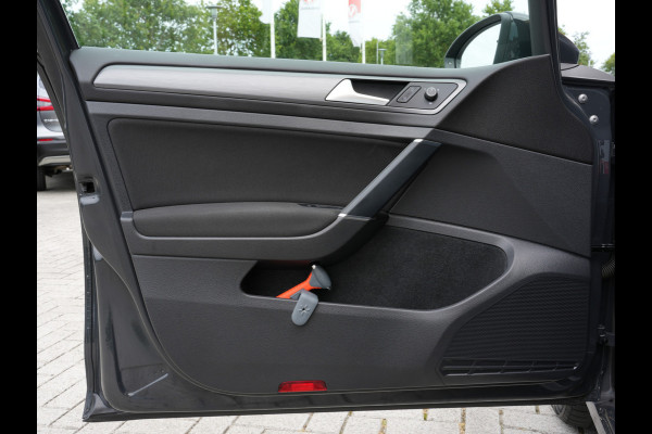 Volkswagen e-Golf E-DITION | Navigatie | Climate Control | ACC | Stoelverwarming Volkswagen e-Golf E-DITION | Navigatie | Climate Control | ACC | Stoelverwarming