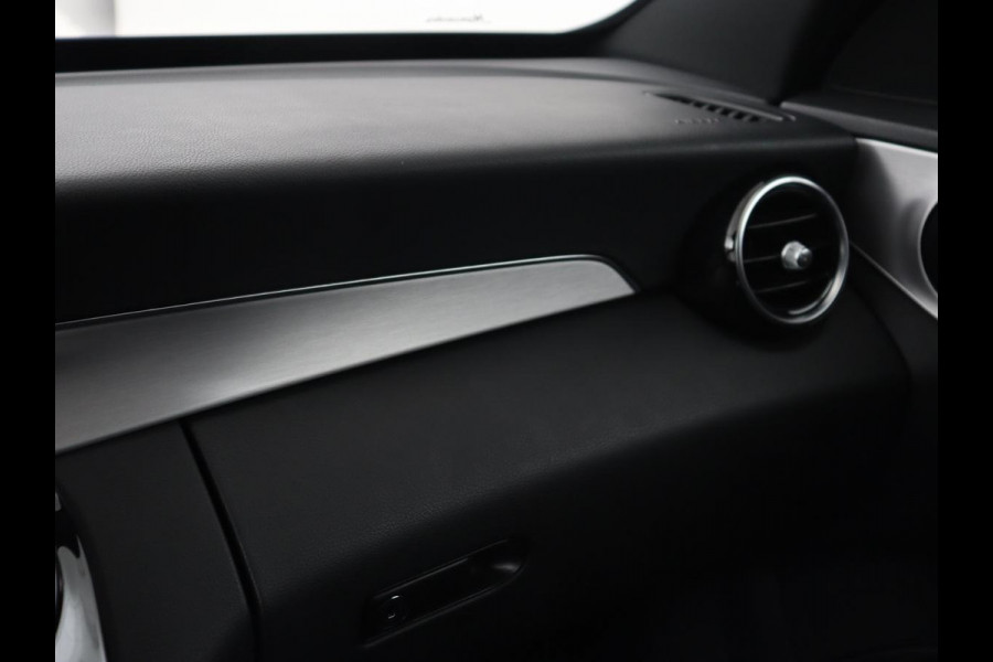 Mercedes-Benz C-Klasse 300de AMG | Trekhaak | Stoelverwarming | Carplay | Leder/Alcantara | Full LED | Navigatie | Camera | Park Assist | Climate control | PHEV | Plug In