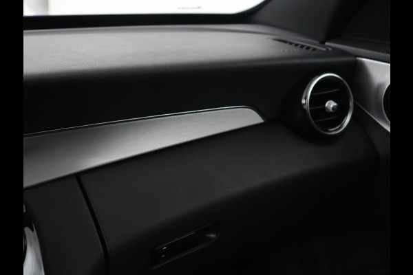 Mercedes-Benz C-Klasse 300de AMG | Trekhaak | Stoelverwarming | Carplay | Leder/Alcantara | Full LED | Navigatie | Camera | Park Assist | Climate control | PHEV | Plug In