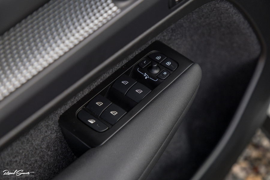 Volvo XC40 1.5 T5 Recharge R-Design | Adaptieve cruise | Panorama dak | Harman Kardon | Zwenkbare trekhaak | Volvo XC40 1.5 T5 Recharge R-Design | Adaptieve cruise | Panorama dak | Harman Kardon | Zwenkbare trekhaak |