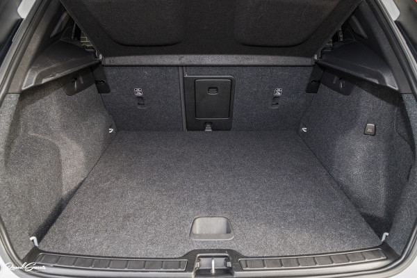 Volvo XC40 1.5 T5 Recharge R-Design | Adaptieve cruise | Panorama dak | Harman Kardon | Zwenkbare trekhaak | Volvo XC40 1.5 T5 Recharge R-Design | Adaptieve cruise | Panorama dak | Harman Kardon | Zwenkbare trekhaak |