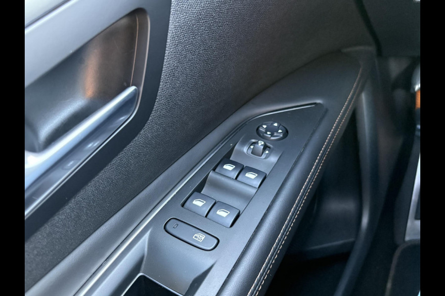 Peugeot 3008 1.2 PureTech GT Line | ZUID | 130pk | Trekhaak | Achteruitrijcamera | 18 inch | Navigatie | Virtuele Cockpit Peugeot 3008 1.2 PureTech GT Line | ZUID | 130pk | Trekhaak | Achteruitrijcamera | 18 inch | Navigatie | Virtuele Cockpit