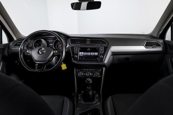 Volkswagen Tiguan 1.4 TSI Comfortline 125 PK | Elek. Trekhaak | Cruise | PDC | NAV | ECC | LM 20" | Volkswagen Tiguan 1.4 TSI Comfortline 125 PK | Elek. Trekhaak | Cruise | PDC | NAV | ECC | LM 20" |