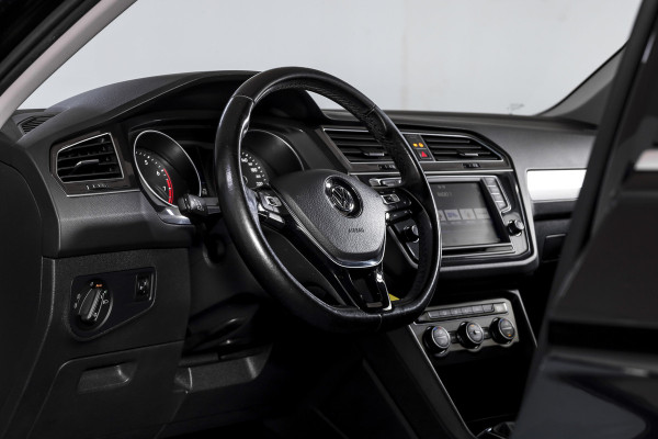 Volkswagen Tiguan 1.4 TSI Comfortline 125 PK | Elek. Trekhaak | Cruise | PDC | NAV | ECC | LM 20" | Volkswagen Tiguan 1.4 TSI Comfortline 125 PK | Elek. Trekhaak | Cruise | PDC | NAV | ECC | LM 20" |