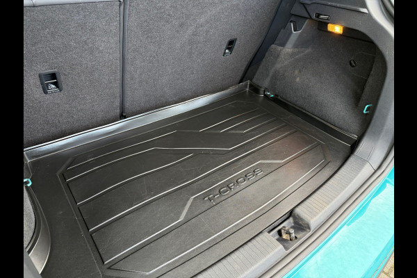 Volkswagen T-Cross 1.0 TSI 116pk Style R Line - Automaat - Navi - Winterpakket - Parkeerhulp Volkswagen T-Cross 1.0 TSI 116pk Style R Line - Automaat - Navi - Winterpakket - Parkeerhulp