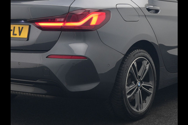 BMW 1-serie 118i Sportline 141pk Dealer O.H | Apple Carplay | Cruise Control | Virtual | Navigatie | LED Koplampen | Sfeerverlichting | DAB | 17"L.M | BMW 1-serie 118i Sportline 141pk Dealer O.H | Apple Carplay | Cruise Control | Virtual | Navigatie | LED Koplampen | Sfeerverlichting | DAB | 17"L.M |