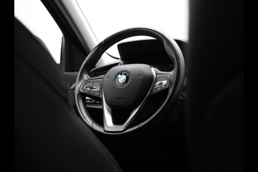 BMW 1-serie 118i Sportline 141pk Dealer O.H | Apple Carplay | Cruise Control | Virtual | Navigatie | LED Koplampen | Sfeerverlichting | DAB | 17"L.M | BMW 1-serie 118i Sportline 141pk Dealer O.H | Apple Carplay | Cruise Control | Virtual | Navigatie | LED Koplampen | Sfeerverlichting | DAB | 17"L.M |