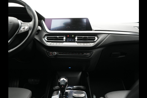 BMW 1-serie 118i Sportline 141pk Dealer O.H | Apple Carplay | Cruise Control | Virtual | Navigatie | LED Koplampen | Sfeerverlichting | DAB | 17"L.M | BMW 1-serie 118i Sportline 141pk Dealer O.H | Apple Carplay | Cruise Control | Virtual | Navigatie | LED Koplampen | Sfeerverlichting | DAB | 17"L.M |