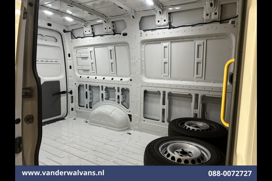 Volkswagen Crafter 2.0 TDI 141pk L3H3 L2H2 Euro6 Airco | Camera | Apple Carplay | Android Auto | Cruisecontrol | Massagestoel Chauffeursstoel Volkswagen Crafter 2.0 TDI 141pk L3H3 L2H2 Euro6 Airco | Camera | Apple Carplay | Android Auto | Cruisecontrol | Massagestoel Chauffeursstoel