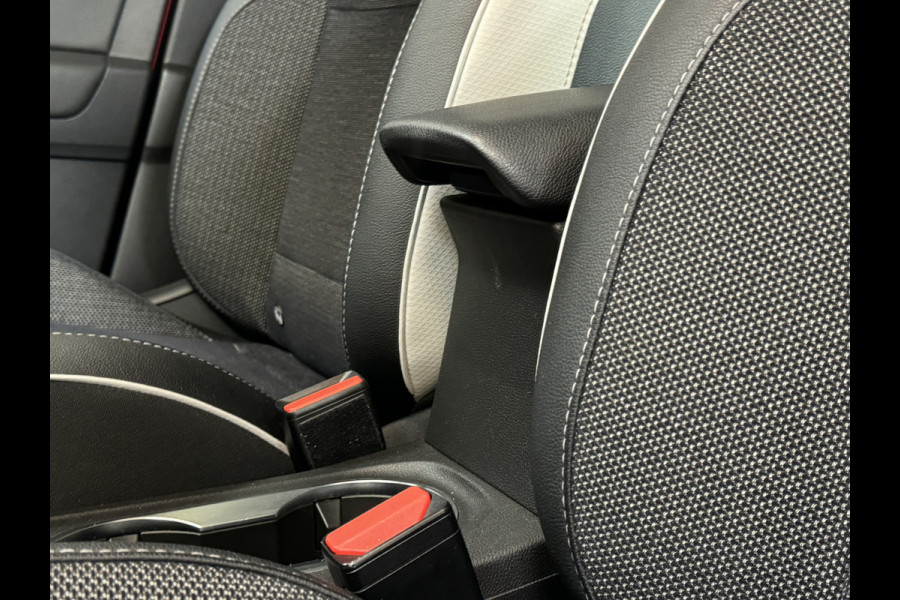 Renault Captur 1.3 TCe 130 Intens | Navi | ACC | Blindspot | Camera |17" | PDC V+A | 100% Onderhouden! Renault Captur 1.3 TCe 130 Intens | Navi | ACC | Blindspot | Camera |17" | PDC V+A | 100% Onderhouden!