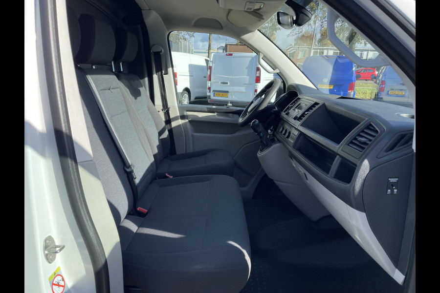 Volkswagen Transporter 2.0 TDI 102pk L1H1 Comfortline met Bott ingerichte laadruimte / lease vanaf € 269 / vaste prijs rijklaar € 15.950 ex btw / airco / cruise / imperial / trekhaak / pdc achter ! Volkswagen Transporter 2.0 TDI 102pk L1H1 Comfortline met Bott ingerichte laadruimte / lease vanaf € 269 / vaste prijs rijklaar € 15.950 ex btw / airco / cruise / imperial / trekhaak / pdc achter !