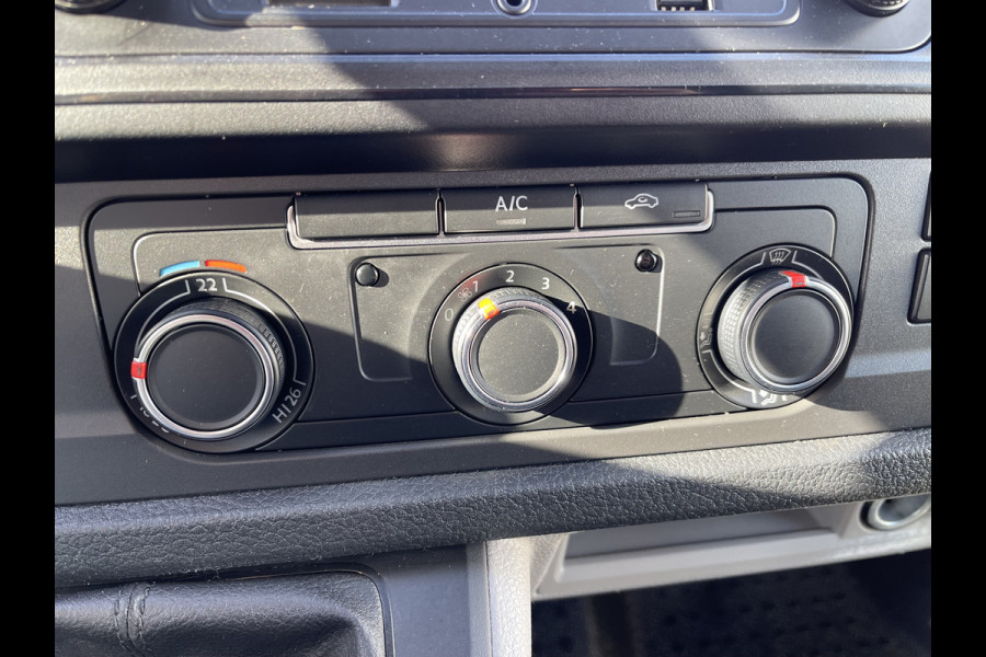 Volkswagen Transporter 2.0 TDI 102pk L1H1 Comfortline met Bott ingerichte laadruimte / lease vanaf € 269 / vaste prijs rijklaar € 15.950 ex btw / airco / cruise / imperial / trekhaak / pdc achter ! Volkswagen Transporter 2.0 TDI 102pk L1H1 Comfortline met Bott ingerichte laadruimte / lease vanaf € 269 / vaste prijs rijklaar € 15.950 ex btw / airco / cruise / imperial / trekhaak / pdc achter !