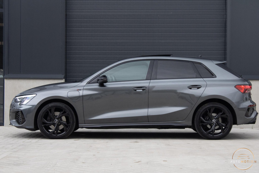 Audi A3 Sportback 40 TFSIe S Comp. S3 PANO B&O S line Camera Dode hoek Audi A3 Sportback 40 TFSIe S Comp. S3 PANO B&O S line Camera Dode hoek