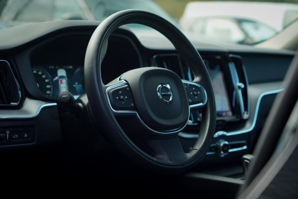 Volvo XC60 2.0 Recharge T6 AWD R-Design / Pano / Trekhaak / Adaptive Cruise Volvo XC60 2.0 Recharge T6 AWD R-Design / Pano / Trekhaak / Adaptive Cruise