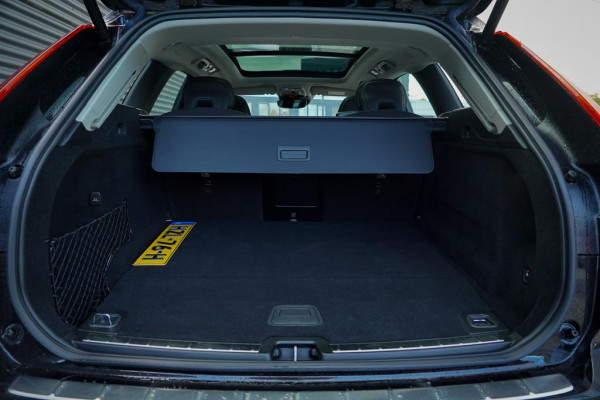 Volvo XC60 2.0 Recharge T6 AWD R-Design / Pano / Trekhaak / Adaptive Cruise Volvo XC60 2.0 Recharge T6 AWD R-Design / Pano / Trekhaak / Adaptive Cruise