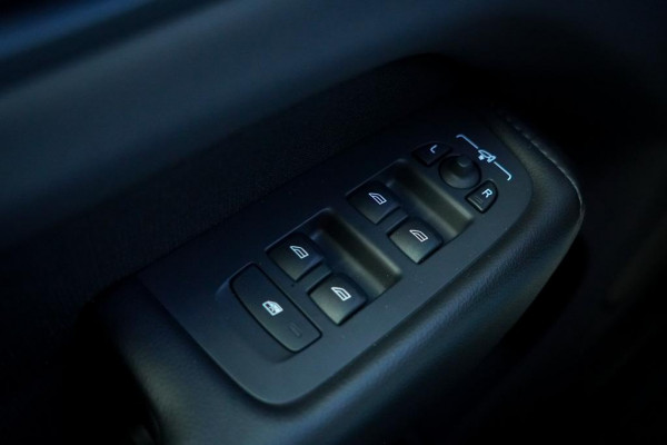 Volvo XC60 2.0 Recharge T6 AWD R-Design / Pano / Trekhaak / Adaptive Cruise Volvo XC60 2.0 Recharge T6 AWD R-Design / Pano / Trekhaak / Adaptive Cruise