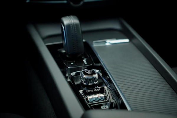 Volvo XC60 2.0 Recharge T6 AWD R-Design / Pano / Trekhaak / Adaptive Cruise Volvo XC60 2.0 Recharge T6 AWD R-Design / Pano / Trekhaak / Adaptive Cruise