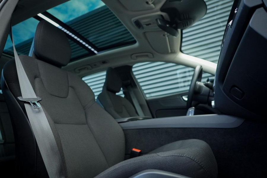 Volvo XC60 2.0 Recharge T6 AWD R-Design / Pano / Trekhaak / Adaptive Cruise Volvo XC60 2.0 Recharge T6 AWD R-Design / Pano / Trekhaak / Adaptive Cruise