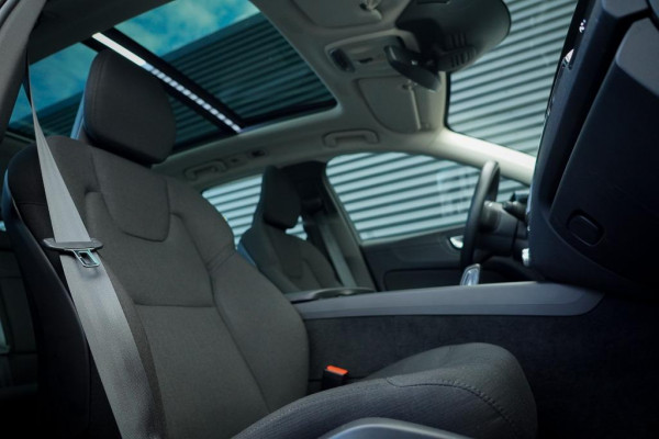 Volvo XC60 2.0 Recharge T6 AWD R-Design / Pano / Trekhaak / Adaptive Cruise Volvo XC60 2.0 Recharge T6 AWD R-Design / Pano / Trekhaak / Adaptive Cruise