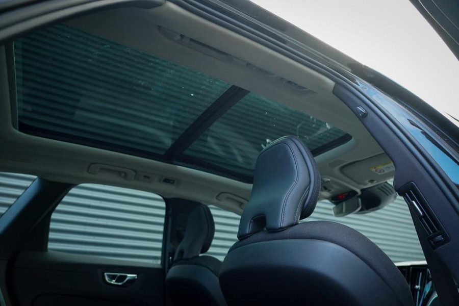 Volvo XC60 2.0 Recharge T6 AWD R-Design / Pano / Trekhaak / Adaptive Cruise Volvo XC60 2.0 Recharge T6 AWD R-Design / Pano / Trekhaak / Adaptive Cruise