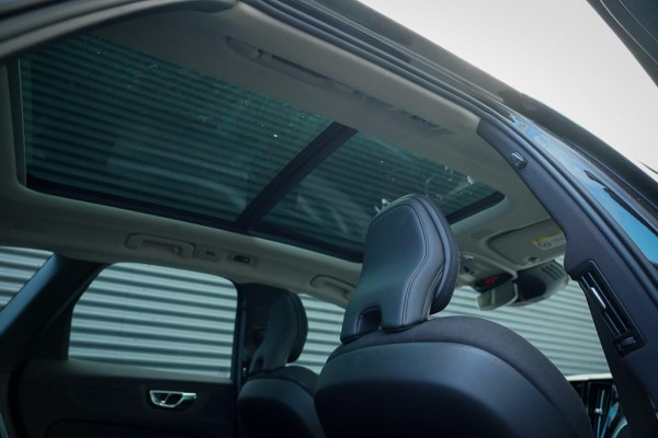 Volvo XC60 2.0 Recharge T6 AWD R-Design / Pano / Trekhaak / Adaptive Cruise Volvo XC60 2.0 Recharge T6 AWD R-Design / Pano / Trekhaak / Adaptive Cruise