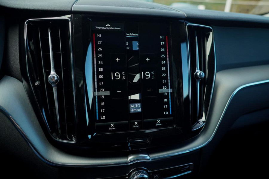Volvo XC60 2.0 Recharge T6 AWD R-Design / Pano / Trekhaak / Adaptive Cruise Volvo XC60 2.0 Recharge T6 AWD R-Design / Pano / Trekhaak / Adaptive Cruise