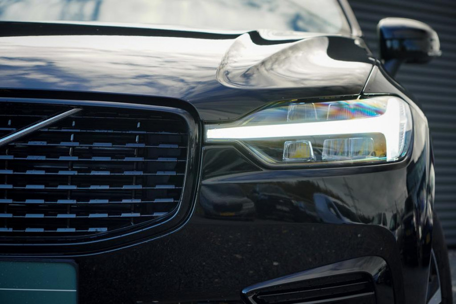 Volvo XC60 2.0 Recharge T6 AWD R-Design / Pano / Trekhaak / Adaptive Cruise Volvo XC60 2.0 Recharge T6 AWD R-Design / Pano / Trekhaak / Adaptive Cruise