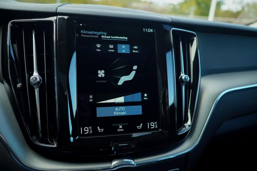 Volvo XC60 2.0 Recharge T6 AWD R-Design / Pano / Trekhaak / Adaptive Cruise Volvo XC60 2.0 Recharge T6 AWD R-Design / Pano / Trekhaak / Adaptive Cruise