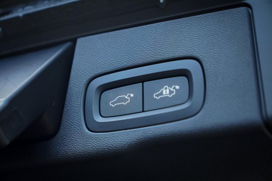 Volvo XC60 2.0 Recharge T6 AWD R-Design / Pano / Trekhaak / Adaptive Cruise Volvo XC60 2.0 Recharge T6 AWD R-Design / Pano / Trekhaak / Adaptive Cruise