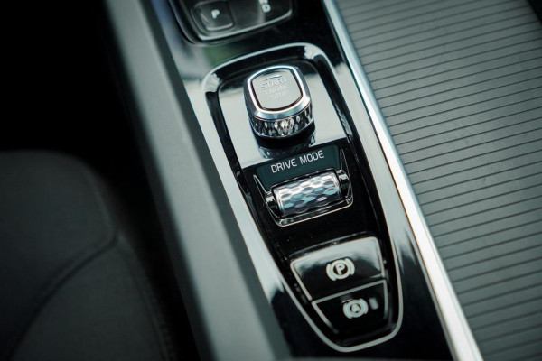 Volvo XC60 2.0 Recharge T6 AWD R-Design / Pano / Trekhaak / Adaptive Cruise Volvo XC60 2.0 Recharge T6 AWD R-Design / Pano / Trekhaak / Adaptive Cruise