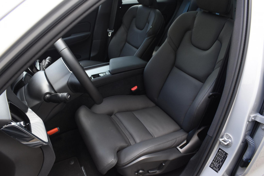 Volvo XC60 T6 350PK Automaat AWD Ultra Dark / Navigatie / 360 Camera / Head Up-Display / Panorama Dak / LM Velgen / Trekhaak Volvo XC60 T6 350PK Automaat AWD Ultra Dark / Navigatie / 360 Camera / Head Up-Display / Panorama Dak / LM Velgen / Trekhaak