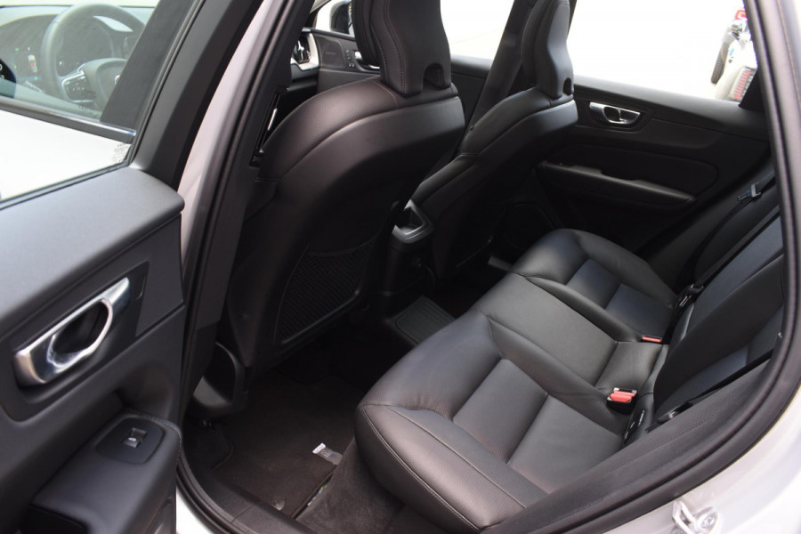 Volvo XC60 T6 350PK Automaat AWD Ultra Dark / Navigatie / 360 Camera / Head Up-Display / Panorama Dak / LM Velgen / Trekhaak Volvo XC60 T6 350PK Automaat AWD Ultra Dark / Navigatie / 360 Camera / Head Up-Display / Panorama Dak / LM Velgen / Trekhaak