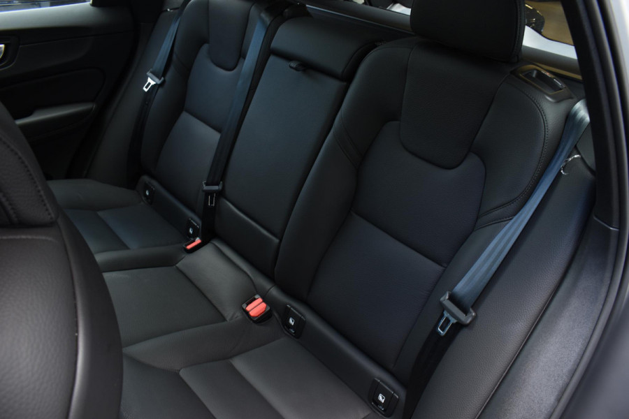 Volvo XC60 T6 350PK Automaat AWD Ultra Dark / Navigatie / 360 Camera / Head Up-Display / Panorama Dak / LM Velgen / Trekhaak Volvo XC60 T6 350PK Automaat AWD Ultra Dark / Navigatie / 360 Camera / Head Up-Display / Panorama Dak / LM Velgen / Trekhaak