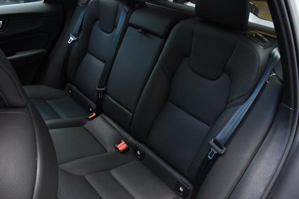 Volvo XC60 T6 350PK Automaat AWD Ultra Dark / Navigatie / 360 Camera / Head Up-Display / Panorama Dak / LM Velgen / Trekhaak Volvo XC60 T6 350PK Automaat AWD Ultra Dark / Navigatie / 360 Camera / Head Up-Display / Panorama Dak / LM Velgen / Trekhaak