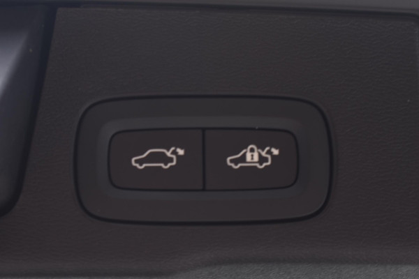 Volvo XC60 T6 350PK Automaat AWD Ultra Dark / Navigatie / 360 Camera / Head Up-Display / Panorama Dak / LM Velgen / Trekhaak Volvo XC60 T6 350PK Automaat AWD Ultra Dark / Navigatie / 360 Camera / Head Up-Display / Panorama Dak / LM Velgen / Trekhaak