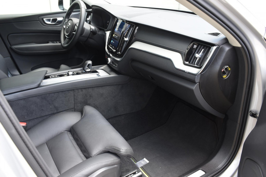 Volvo XC60 T6 350PK Automaat AWD Ultra Dark / Navigatie / 360 Camera / Head Up-Display / Panorama Dak / LM Velgen / Trekhaak Volvo XC60 T6 350PK Automaat AWD Ultra Dark / Navigatie / 360 Camera / Head Up-Display / Panorama Dak / LM Velgen / Trekhaak