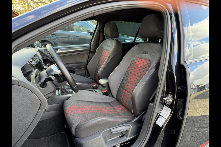 Volkswagen Golf 2.0 TSI GTI TCR | Panoramadak | Camera | Dynaudio | Adaptive Cruise Control | Navigatie | Volkswagen Golf 2.0 TSI GTI TCR | Panoramadak | Camera | Dynaudio | Adaptive Cruise Control | Navigatie |