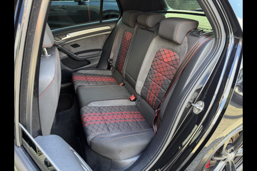 Volkswagen Golf 2.0 TSI GTI TCR | Panoramadak | Camera | Dynaudio | Adaptive Cruise Control | Navigatie | Volkswagen Golf 2.0 TSI GTI TCR | Panoramadak | Camera | Dynaudio | Adaptive Cruise Control | Navigatie |