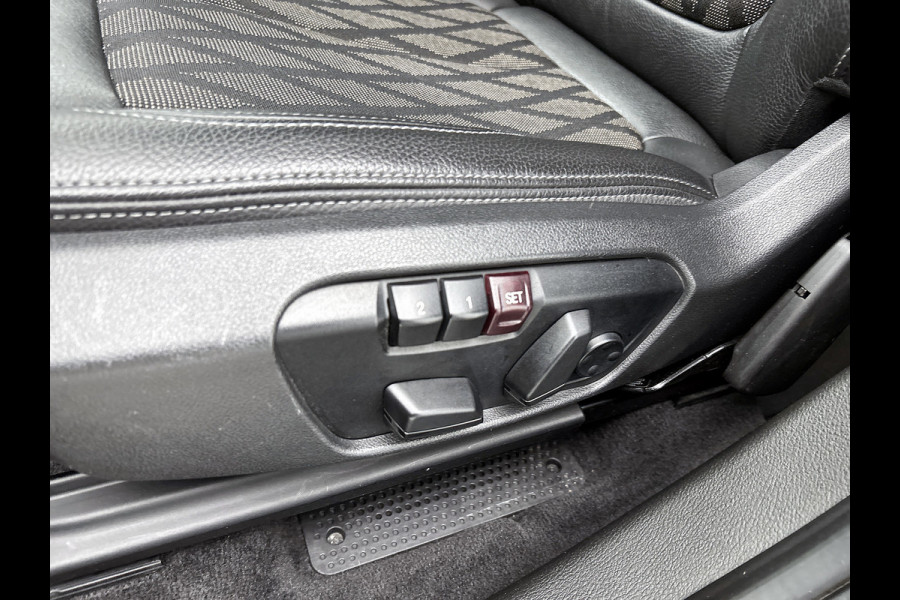BMW X1 SDrive18i High Executive Edition Automaat (GROOT-NAVIGATIE, CAMERA, STOELVERWARMING, ELEKT. STOELEN, SFEERVERLICHTING)
