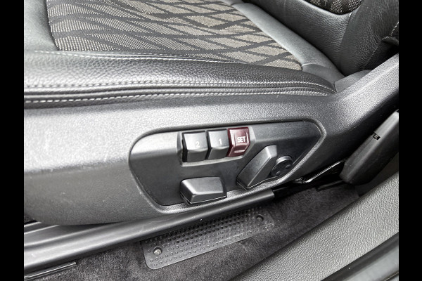 BMW X1 SDrive18i High Executive Edition Automaat (GROOT-NAVIGATIE, CAMERA, STOELVERWARMING, ELEKT. STOELEN, SFEERVERLICHTING)