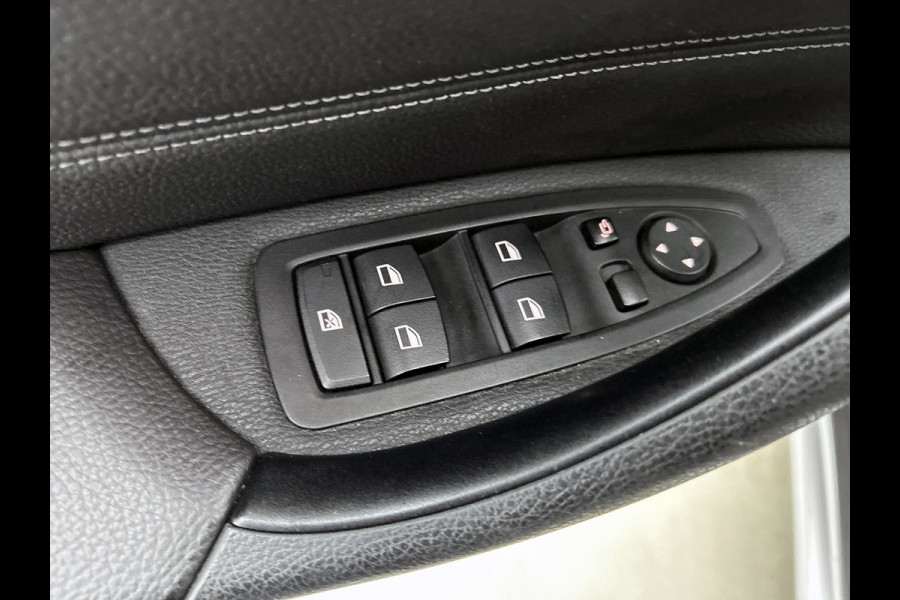 BMW X1 SDrive18i High Executive Edition Automaat (GROOT-NAVIGATIE, CAMERA, STOELVERWARMING, ELEKT. STOELEN, SFEERVERLICHTING)