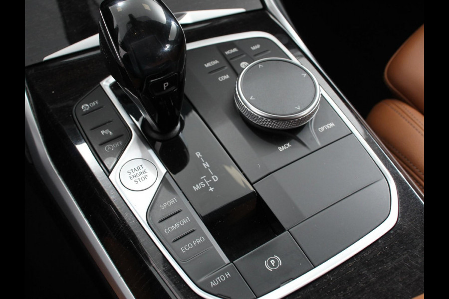 BMW 3 Serie Touring 318i High Executive Edition Demo ! Leder Navigatie Apple Carplay/Android Auto Camera Parkeersensoren Virtual Cockpit Stoelverwarming Cruise Control Ledverlichting Getinte ramen Climate Control BMW 3 Serie Touring 318i High Executive Edition Demo ! Leder Navigatie Apple Carplay/Android Auto Camera Parkeersensoren Virtual Cockpit Stoelverwarming Cruise Control Ledverlichting Getinte ramen Climate Control