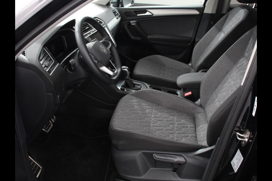 Volkswagen Tiguan Allspace 1.5 TSI DSG7 MOVE DEMO 7-Persoons Trekhaak Navigatie Apple Carplay/Android Auto Camera Parkeersensoren Adaptive Cruise Control  Winterpack Full LED Climate Control Volkswagen Tiguan Allspace 1.5 TSI DSG7 MOVE DEMO 7-Persoons Trekhaak Navigatie Apple Carplay/Android Auto Camera Parkeersensoren Adaptive Cruise Control  Winterpack Full LED Climate Control