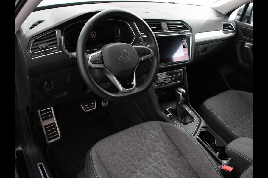 Volkswagen Tiguan Allspace 1.5 TSI DSG7 MOVE DEMO 7-Persoons Trekhaak Navigatie Apple Carplay/Android Auto Camera Parkeersensoren Adaptive Cruise Control  Winterpack Full LED Climate Control Volkswagen Tiguan Allspace 1.5 TSI DSG7 MOVE DEMO 7-Persoons Trekhaak Navigatie Apple Carplay/Android Auto Camera Parkeersensoren Adaptive Cruise Control  Winterpack Full LED Climate Control