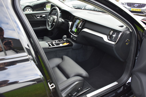 Volvo V60 T6 AWD 350PK Plug-in Hybrid Plus Dark | Lighting | 360 Camera | Harman/Kardon | 19"LMV | Leder | Stuurverwarming