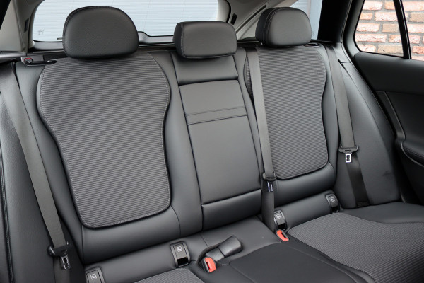 Mercedes-Benz C-Klasse Estate 300 e Luxury Line | Panoramadak | Camera | Cruise Control | Sfeerverlichting | Dodehoekassistent | High Perf. LED | Apple Carplay/Android Auto | Stoelverwarming | Mercedes-Benz C-Klasse Estate 300 e Luxury Line | Panoramadak | Camera | Cruise Control | Sfeerverlichting | Dodehoekassistent | High Perf. LED | Apple Carplay/Android Auto | Stoelverwarming |