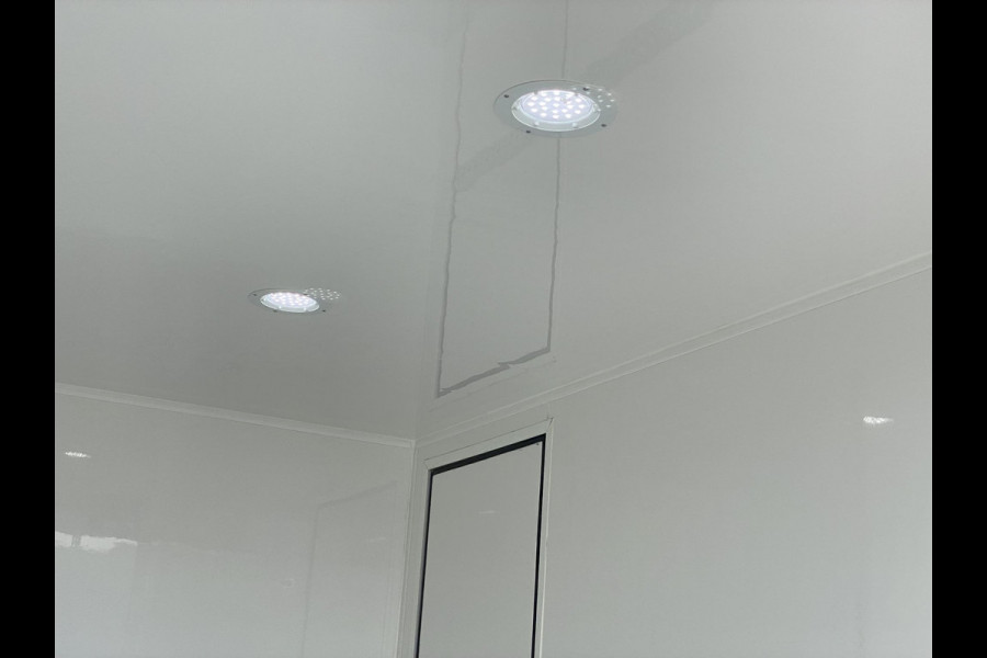 Ford Transit 350 2.0 TDCI L4H1 Trend RWD | 130pk | SCI | Geïsoleerde Bakwagen! | Zijdeur | Deuren achter | Airco | Cruise control | BPM VRIJ